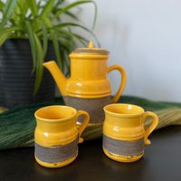 Vintage Gelbes Tee Set Laurentian Keramik Grobe Glasur Zwei Tassen + Teekanne Aus Québec, Kanada von digitalgaragesalemtl