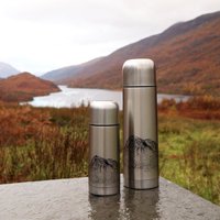 Mountain Flask - Landschaft Edelstahl Flachmann von discoveranddraw