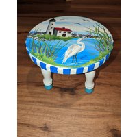 Leuchtturm Und Silberreiher Bemalter Kleiner Hocker von dkmdesigns