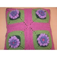 Gehäkelter Kissenbezug Mit Blumen in Dreidimensionaler Dimension Innerhalb Von 4 Oma Quadraten von dnicecraft