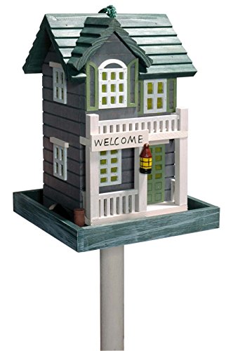 dobar 25303FSC Buntes Vogelfutterhaus "Welcome" - Vogelhaus inklusive Ständer Western Style - Kleine Vogelvilla aus Holz - Vogelfutterstation mit Futtersilo - 18 x 18 x 123 cm - Grün von dobar