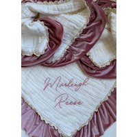 Lace 6-Lagige Musselin Samtborte Mit Personalisierter Handgestickter Name ~ Baby Geschenk Kinderzimmer Dekor Erbstück von dolcedreams
