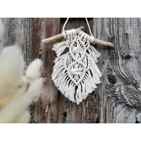 Makramee Feder Wandbehang | Handgemachte & Nachhaltige Wald Wandkunst Rustikale Boho Chic Dekoration Geschenkidee Model "Forest" von donawoodandcord