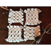 Makramee Untersetzer | Eckiges Tischset Im Boho Style Hippie Geschenkidee Nachhaltig Und Handgemacht Einzigartige Esstisch Dekoration von donawoodandcord