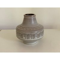 Mid Century Ilkra Edelkeramik-Vase, Klein, Bauchig, Matt Grau-Beige Glasiert. Taupe-Farbene 50Er-60Er Keramikvase Mit Abstrakter Ornamentik von doobidooVintiques