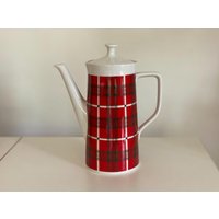 Vintage Kaffeekanne Weißes Porzellan Mit Rotem Tartan Dekor, Hübsche Kleine Mid Century Kaffee - Oder Teekanne, Retro Karo-Muster, 0, 6 Liter von doobidooVintiques