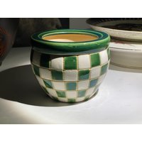 Vintage Keramik-Übertopf Mit Geritztem, Weiß-Grün Glasierten Schachbrettmuster. Zweifarbiger Keramik - Blumentopf, Bauchig. Ton-Pflanzgefäß Vintage Keramik-Übertopf Mit Geritztem, Weiß-Grün Glasierten Schachbrettmuster. Zweifarbiger Keramik - Blumentopf, Bauchig. Ton-Pflanzgefäß von doobidooVintiques