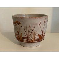 Vintage Übertopf, Glasierte Keramik Von Marei, Umlaufender Gemalter Pflanzendekor. Mid Century Blumentopf, Hellbeige & Rot-Braune Farbtöne von doobidooVintiques