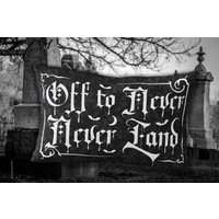 Goth Kissen "Off To Never Land" Werfen Fledermaus Fledermäuse Vampir Gothic Home Decor Housewarming Homeware Faux Wildleder Vegan Sandmann Pan von doomcatprints