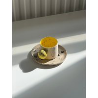 Handgetöpferte Keramik Espressotasse Mit Gelbem Kugel-Griff Keramiktassen-Set Handgetöpferte Keramik Espressotasse Mit Gelbem Kugel-Griff Keramiktassen-Set von doppiocotto