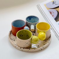 Handgefertigtes, Farbenfrohes Espresso Tassen Set Mit Spritzlackiertem Tablett Handgefertigtes, Farbenfrohes Espresso Tassen Set Mit Spritzlackiertem Tablett von doppiocotto