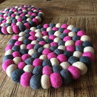 Filzkugel Untersetzer -Untersetzer-Topfuntersetzer-Filzkugel - Wollfilz von dorfmadlcom