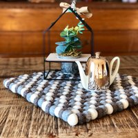 Wollfilz 40cm X - Auflage Platzmatte- Tischauflage-Sitzkissen- Filzkugel-Untersetzer- Bodensitzkissen von dorfmadlcom