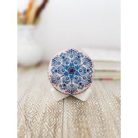 Blaue Mandala Blume Handbemalt Auf Stein, Kleiner Bemalter Stein Mit Mandala-Design, Dot Art Dekorationen Für Den Schreibtisch, Briefbeschwerer von dotnook