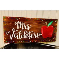 Hölzernes Handgemaltes Zeichen Benutzerdefinierte Name Monogramm Lehrer Geschenk Apple Klassenzimmer Türhänger Kranz von dreamcustomartwork