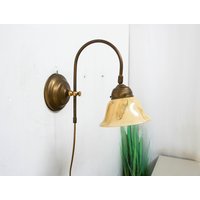 Art-Deco-Wandlampe Aus Messing Mit Arm, Deutsche Beleuchtung, 1970Er Jahre, Marmorglas, Wandlampe Art-Deco-Wandlampe Aus Messing Mit Arm, Deutsche Beleuchtung, 1970Er Jahre, Marmorglas, Wandlampe von driuwhout