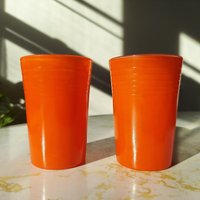 Vintage Vermilion Orange Hazel Atlas Moderntone Platonite Saftgläser 2Er Set Vintage Vermilion Orange Hazel Atlas Moderntone Platonite Saftgläser 2Er Set von dustblossomvintage