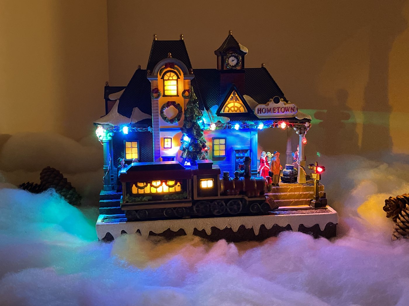 e4fun Dekofigur Weihnachtsdorf/-szene: Zug mit LED, Musik und fahrendem Zug (1 St) von e4fun