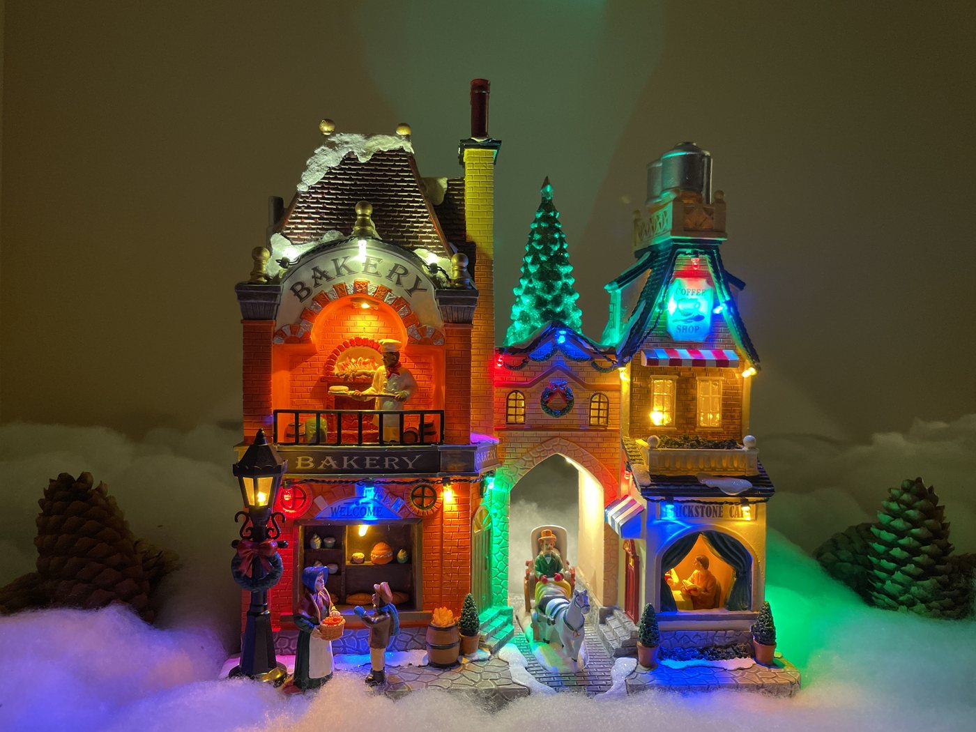 e4fun Dekofigur Weihnachtsdorf: Bakery mit LED, Musik, drehender Weihnachtsbaum (1 St) von e4fun