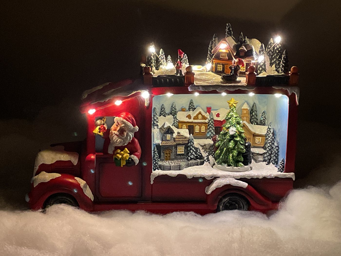 e4fun Dekofigur Weihnachtsdorf: Weihnachtsmann im LKW mit LED, Musik, drehendem Baum (1 St) von e4fun