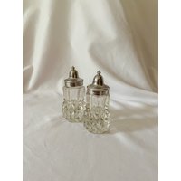 Vintage Versilberte Kunststoff Gekrönt Ziselierte Glas Salz Und Pfefferstreuer von earthmamathrifts