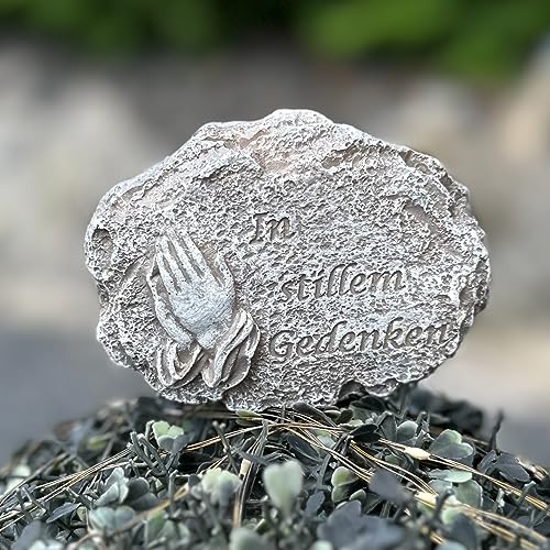eberin · Friedhof Gedenkstein am Pick · Trauerstein Betende Hände · Reale Steinoptik · antik grau · Spruchstein zum Stecken · In stillem Gedenken · von eberin