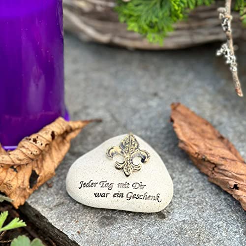 eberin · Friedhof Urnengrab Gedenkstein mit Motiv Lilie und Spruch Jeder Tag mit Dir war EIN Geschenk Sandfarbig [NEU] von eberin