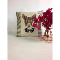 Chihuahua Kissen Handgedruckes Hundegesicht Mit Fliege Chihuahua Kissen Handgedruckes Hundegesicht Mit Fliege von ecarlateboutique