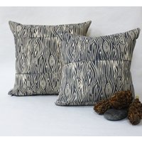 Handbedrucktes Holzkorb-Kissen-Grauholzdruck-Holzsammlung von ecarlateboutique