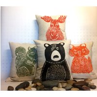 Handgedrucktes Waldtier Kissen Bär, Eichhörnchen, Elch, Fuchs von ecarlateboutique