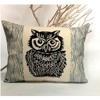 Waldeulen-Kissen Handgeschnitzter Druck, Rustikales Wohndekor Waldeulen-Kissen Handgeschnitzter Druck, Rustikales Wohndekor von ecarlateboutique