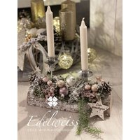 Adventsgesteck Wintermärchen Landhausdeko Holzklotz Stabkerzen von edelweissdeko