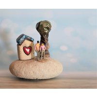 Keramik-Miniatur-Kunst, Miniatur-Skulptur Einer Strand-Szene Einschließlich Ton Haus & Baum Mit Zwei Winzigen Figuren von ednapio