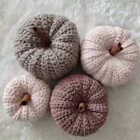 Gehäkelter Kürbis Mit Echter Zimtstange | Herbstdekoration Handgemacht von einfachheitshalber