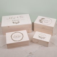 Hochzeitsgeschenk Personalisierte Holzkiste Zur Aufbewahrung Von Erinnerungen Mit Name + Datum - 4 Gravur Motive Blumen Auswahl von einstueckchenliebe
