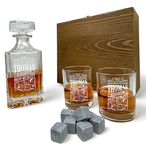 Whisky Geschenk Set Karaffe 700 ml und Gläser mit Gravur verschiedene Motive personalisiert Holzbox Whiskey Glas Dekanter (Motiv 1: Years, Box mit 1 Karaffe, 2 Gläsern und 8 Whisky-Steinen) von elbedruck