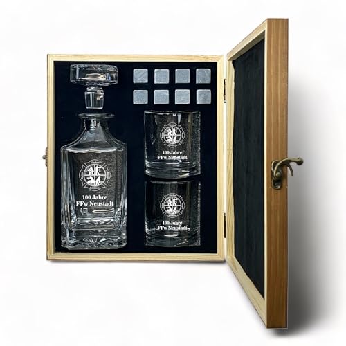 Whisky Set Feuerwehr Gravur und Wunschtext Karaffe 700 ml und Gläser personalisiert Holzbox Geschenk (Motiv 2: Retten - Löschen - Bergen - Schützen, Box mit 1 Karaffe, 2 Gläsern und 8 Whisky-Steinen) von elbedruck