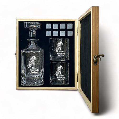 Whisky Set Feuerwehr Gravur und Wunschtext Karaffe 700 ml und Gläser personalisiert Holzbox Geschenk (Motiv 4: Feuerwehrmann mit Schlauch, Box mit 1 Karaffe, 2 Gläsern und 8 Whisky-Steinen) von elbedruck