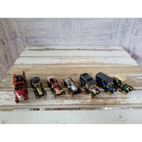 Hochgeschwindigkeits-Antikes Weißes Gusseisen-Kunststoffauto-Feuerwehrauto-Set Von 7 Weihnachtsdekor von elegantcloset21