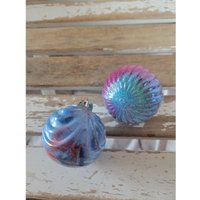 Tie Dye Blau Sparkle Pink Kunststoff Kugel Ornament Set Von 2 Weihnachtsbaum Wohndekor von elegantcloset21