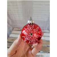 Vintage West Germany Rote Kugel Ornament Schneeflocke Weihnachtshaus Baumdekor von elegantcloset21