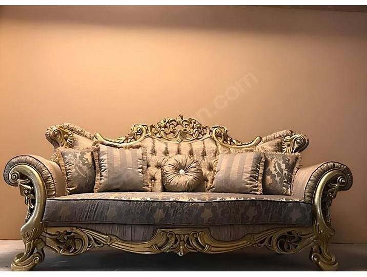 JVmoebel Chesterfield-Sofa Elegante Chesterfield Barock Couch Dreisitzer in Goldbraun Stoff, Made in Europa, braun von elegante