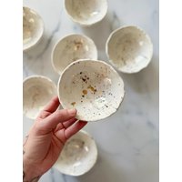 Gold Splatter Kleine Geode Schale - Weißgold Keramik Schale, Ring Schmuckschale, Pinch Hostessengeschenk von elementclaystudio