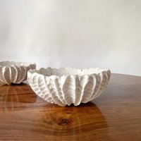 Handgemachte Gold Splatter Keramikschale Ausgebogter Servierteller Aus Porzellan von elementclaystudio