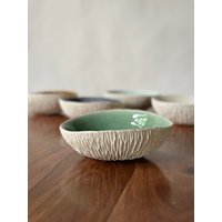 Jade Grüne Mittlere Geode Schale - Und Weiße Keramikschale, Handgemachte Catch All, Seifenschale von elementclaystudio