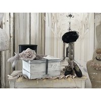 Alte Hutschachtel Mit Zylinder Und Blütengarnierung von elfloraart