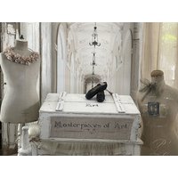 Alte Transportkiste Mit Leinenschild von elfloraart