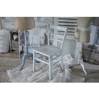 Alter Hell-Grauer Holzstuhl Qui Ma Cherie Alter Hell-Grauer Holzstuhl Qui Ma Cherie von elfloraart