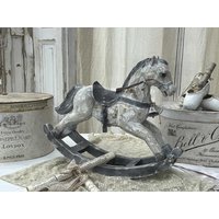 Altes Holzschaukelpferd - Dekoratives Objekt Altes Holzschaukelpferd - Dekoratives Objekt von elfloraart