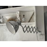 Industrielle Scherenwandlampe Im Bauhaus-Design von elfloraart